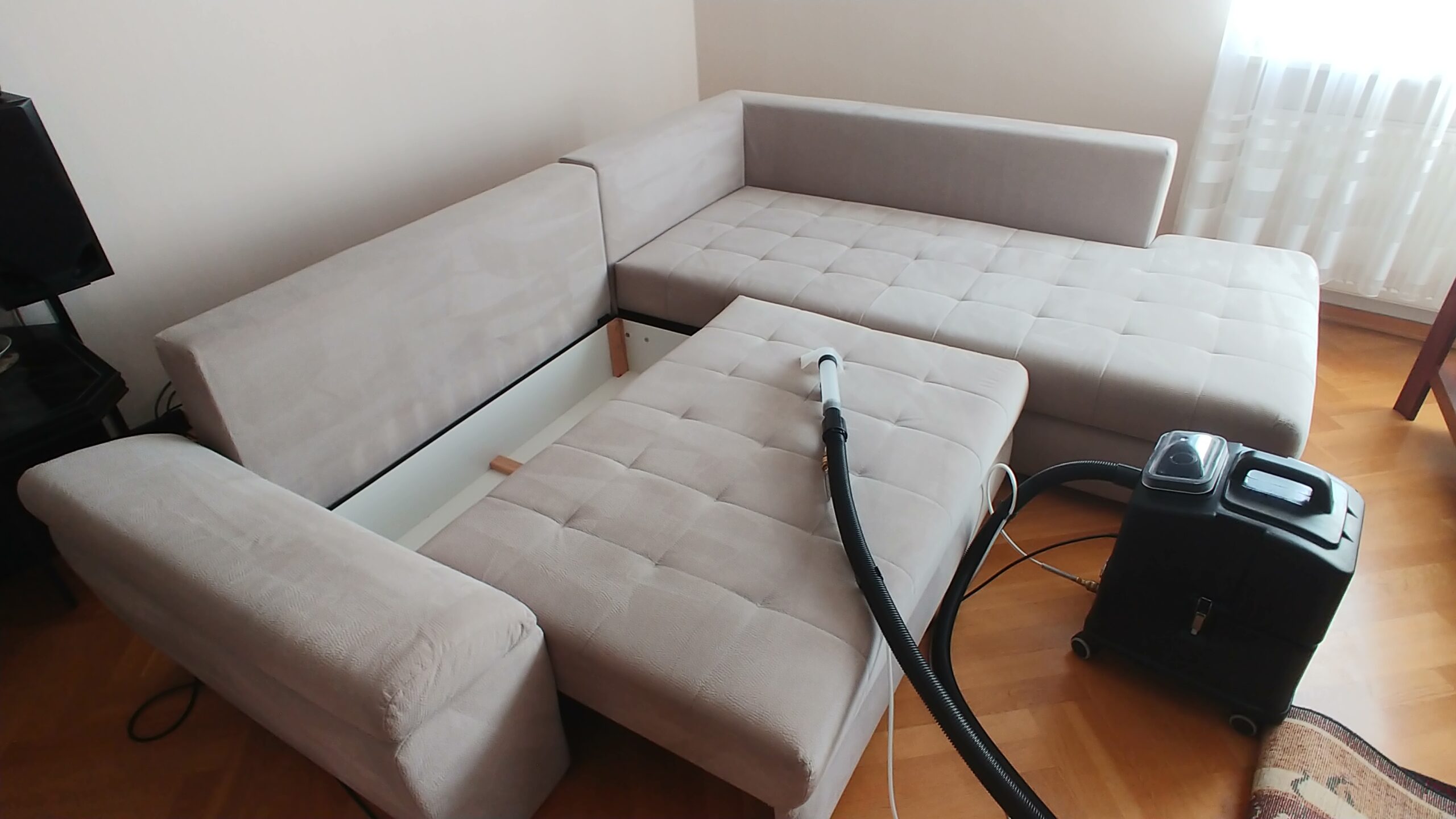 Pranie tapicerki meblowej szarego narożnika w pokoju