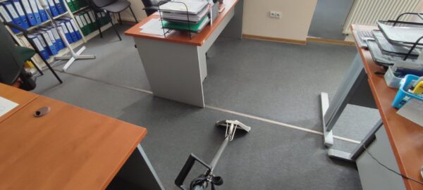 Czyszczenie wykładzin biurowych odkurzaczem piorącym